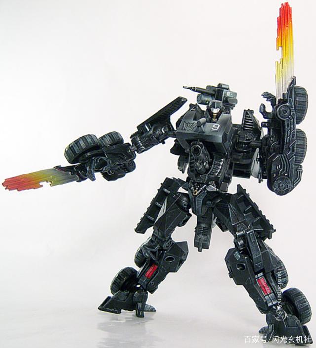 九游游戏平台-关于橄榄球赛场再起风云：关东鲨队队小胜陇右独角兽队，脚步移动更到位年轻人站出来了的信息